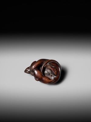 Lot 147 - KANO TOMOKAZU: A SUPERB WOOD NETSUKE OF A RAT WITH EDAMAME BEAN POD