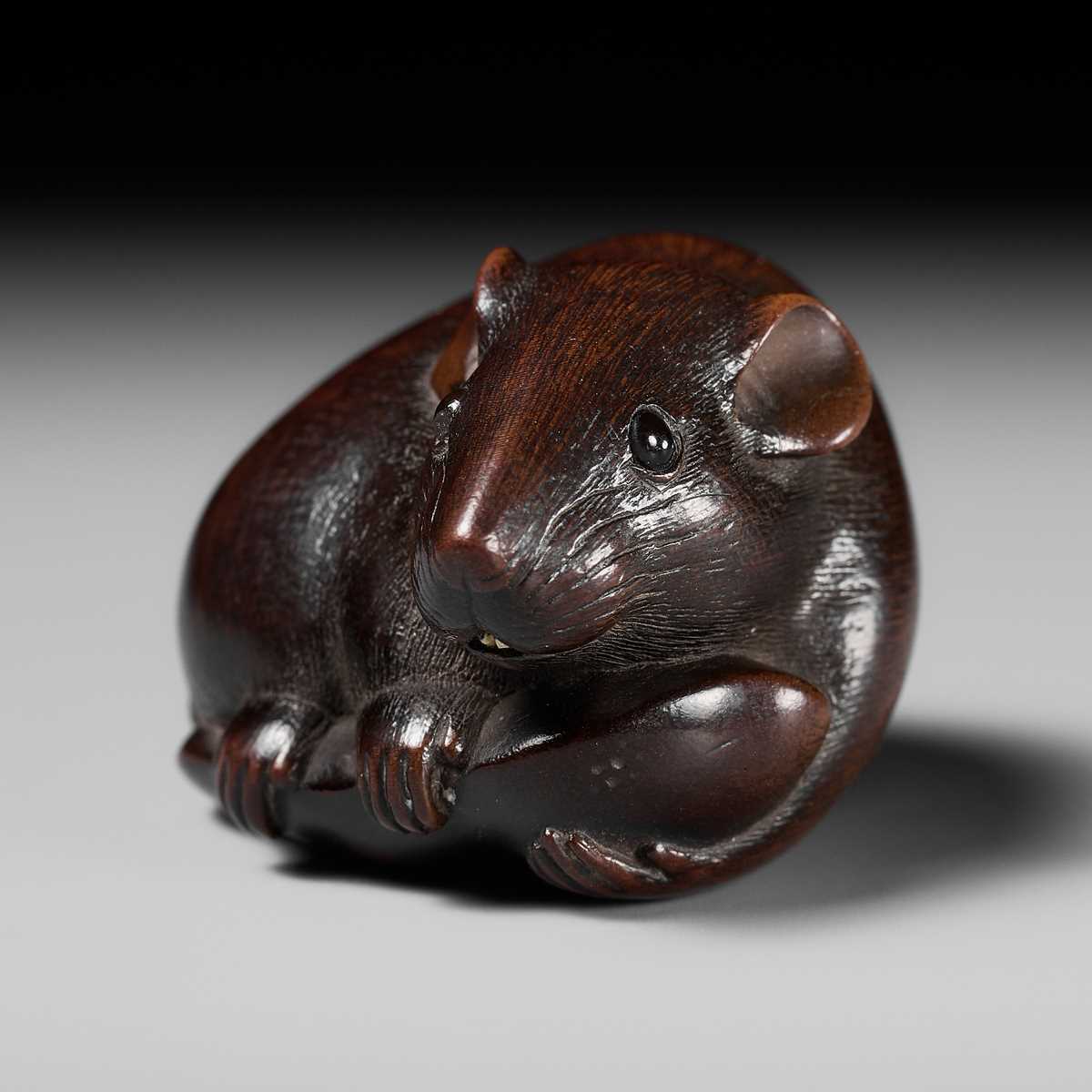 Lot 147 - KANO TOMOKAZU: A SUPERB WOOD NETSUKE OF A RAT WITH EDAMAME BEAN POD