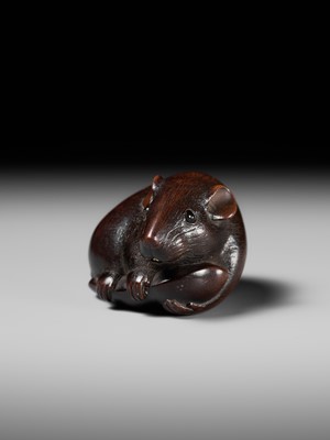 Lot 147 - KANO TOMOKAZU: A SUPERB WOOD NETSUKE OF A RAT WITH EDAMAME BEAN POD