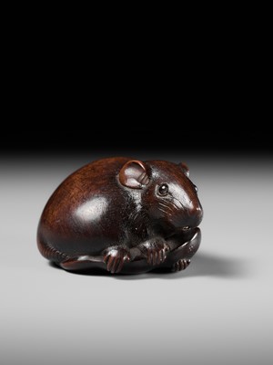 Lot 147 - KANO TOMOKAZU: A SUPERB WOOD NETSUKE OF A RAT WITH EDAMAME BEAN POD