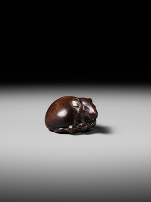 Lot 147 - KANO TOMOKAZU: A SUPERB WOOD NETSUKE OF A RAT WITH EDAMAME BEAN POD