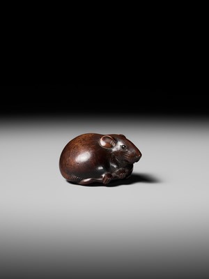 Lot 147 - KANO TOMOKAZU: A SUPERB WOOD NETSUKE OF A RAT WITH EDAMAME BEAN POD