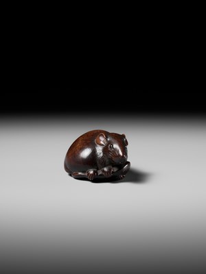 Lot 147 - KANO TOMOKAZU: A SUPERB WOOD NETSUKE OF A RAT WITH EDAMAME BEAN POD