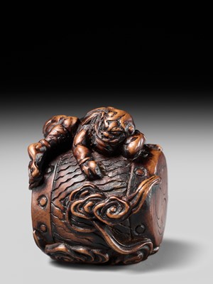 Lot 152 - A FINE NAGOYA SCHOOL WOOD NETSUKE OF RAIJIN SLEEPING ON HIS THUNDER DRUM