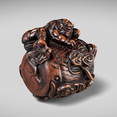 Lot 152 - A FINE NAGOYA SCHOOL WOOD NETSUKE OF RAIJIN SLEEPING ON HIS THUNDER DRUM