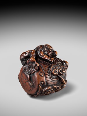 Lot 152 - A FINE NAGOYA SCHOOL WOOD NETSUKE OF RAIJIN SLEEPING ON HIS THUNDER DRUM