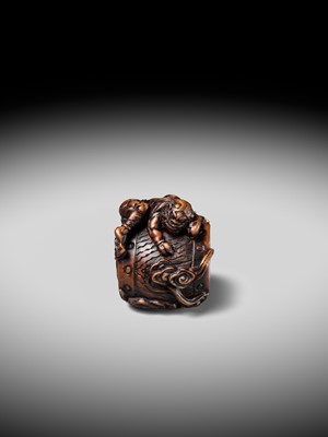 Lot 152 - A FINE NAGOYA SCHOOL WOOD NETSUKE OF RAIJIN SLEEPING ON HIS THUNDER DRUM