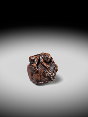 Lot 152 - A FINE NAGOYA SCHOOL WOOD NETSUKE OF RAIJIN SLEEPING ON HIS THUNDER DRUM