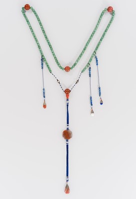 Lot 427 - A JADEITE, CARNELIAN AGATE AND LAPIS LAZULI COURT NECKLACE, CHAOZHU, QING DYNASTY