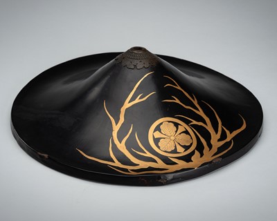 Lot 154 - A LACQUER JINGASA (WAR HAT) WITH THE KEN-MITSUBISHI MON