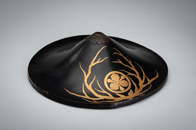 Lot 154 - A LACQUER JINGASA (WAR HAT) WITH THE KEN-MITSUBISHI MON