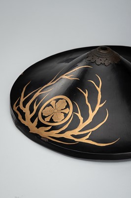 Lot 154 - A LACQUER JINGASA (WAR HAT) WITH THE KEN-MITSUBISHI MON