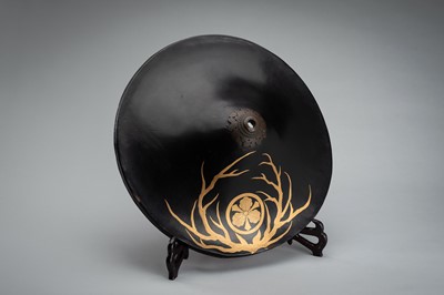 Lot 154 - A LACQUER JINGASA (WAR HAT) WITH THE KEN-MITSUBISHI MON