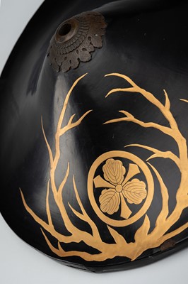 Lot 154 - A LACQUER JINGASA (WAR HAT) WITH THE KEN-MITSUBISHI MON