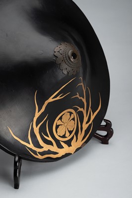 Lot 154 - A LACQUER JINGASA (WAR HAT) WITH THE KEN-MITSUBISHI MON