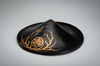 Lot 154 - A LACQUER JINGASA (WAR HAT) WITH THE KEN-MITSUBISHI MON