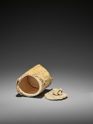 Lot 134 - SHOMIN: A FINE IVORY TUSK ‘BASKETWEAVE’ BOX AND COVER WITH AQUATIC ANIMALS AND CAT