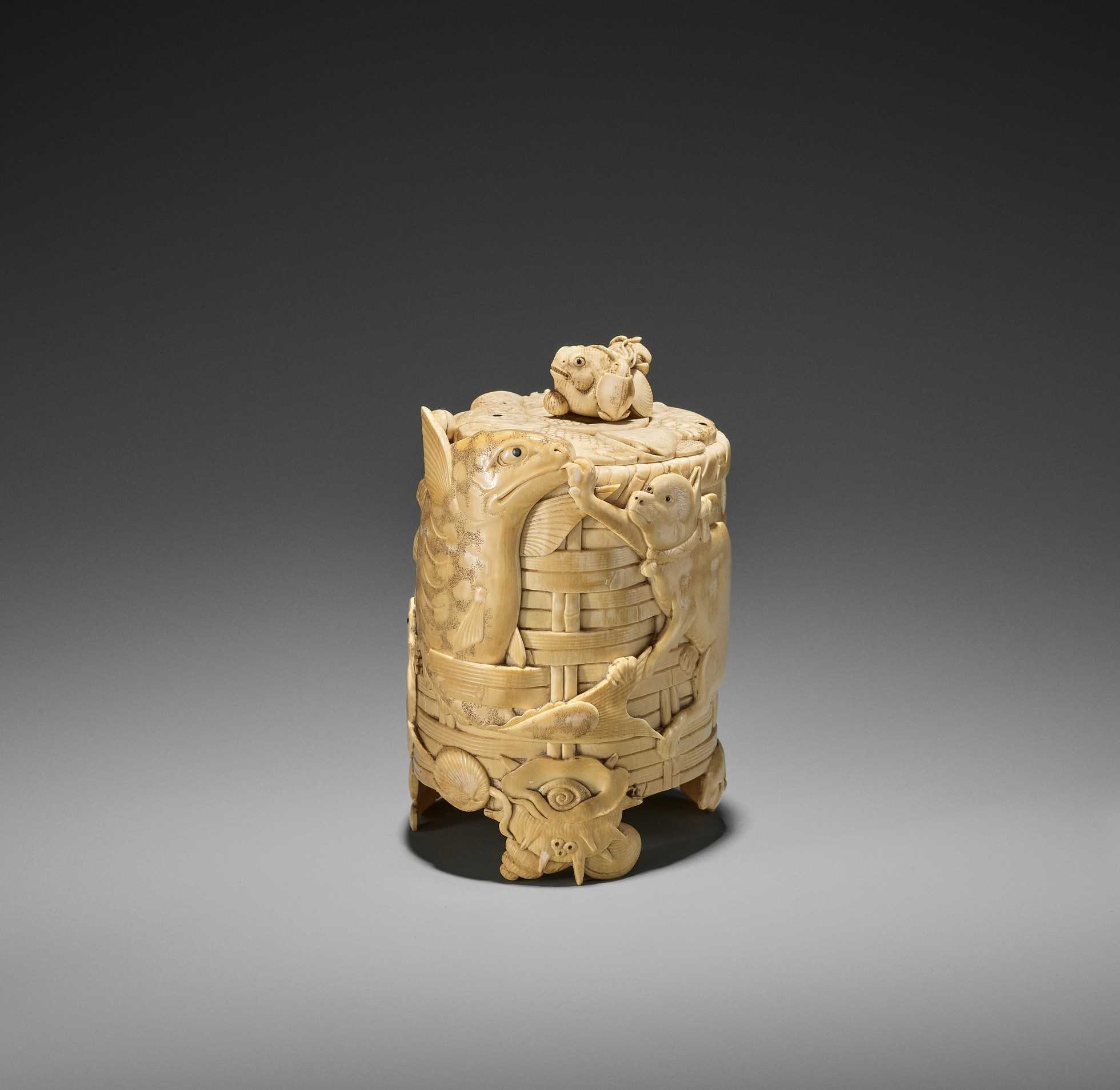 Lot 134 - SHOMIN: A FINE IVORY TUSK ‘BASKETWEAVE’ BOX AND COVER WITH AQUATIC ANIMALS AND CAT