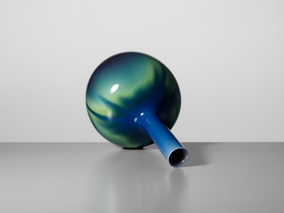 Lot 116 - TOKUDA YASOKICHI III: A FINE KUTANI GLAZED PORCELAIN BOTTLE VASE
