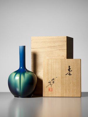 Lot 116 - TOKUDA YASOKICHI III: A FINE KUTANI GLAZED PORCELAIN BOTTLE VASE