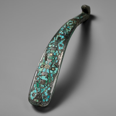 Lot 364 - A TURQUOISE, GOLD, AND SILVER INLAID BRONZE GARMENT HOOK, WARRING STATES PERIOD