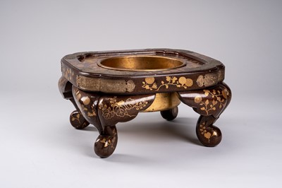 Lot 38 - A LARGE LACQUER HIBACHI (BRAZIER) WITH THE TOKUGAWA MON