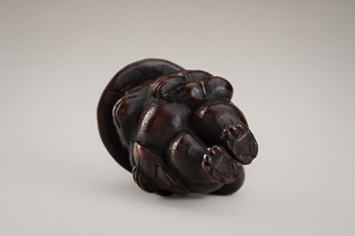 Lot 462 - A WOOD NETSUKE OF A TANUKI DISGUISED AS A SAKE VENDOR