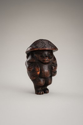 Lot 462 - A WOOD NETSUKE OF A TANUKI DISGUISED AS A SAKE VENDOR