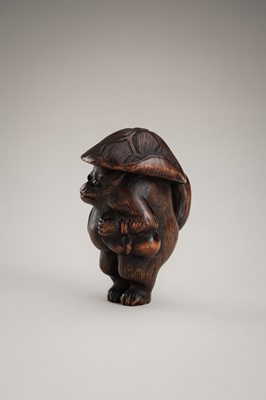Lot 462 - A WOOD NETSUKE OF A TANUKI DISGUISED AS A SAKE VENDOR