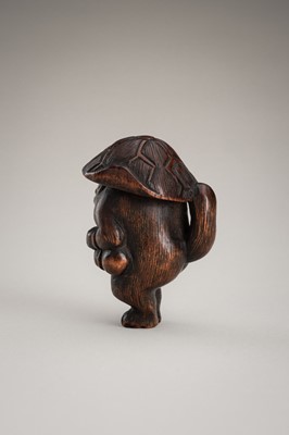 Lot 462 - A WOOD NETSUKE OF A TANUKI DISGUISED AS A SAKE VENDOR