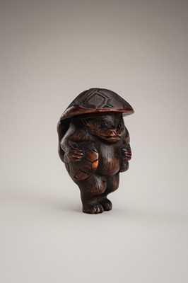 Lot 462 - A WOOD NETSUKE OF A TANUKI DISGUISED AS A SAKE VENDOR