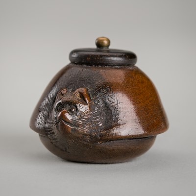 Lot 465 - A BRASS INLAID WOOD NETSUKE OF TANUKI BUNBUKU CHAGAMA