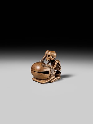 Lot 468 - TOMOKAZU: A WOOD NETSUKE OF A SKELETON AND MOKUGYO