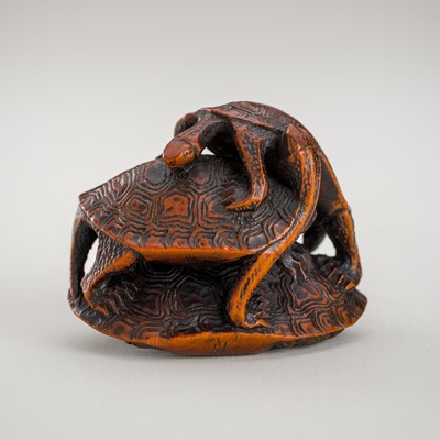 Lot 389 - A WOOD NETSUKE OF A TURTLE WITH TWO YOUNG