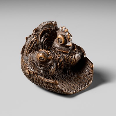 Lot 474 - MORIKO: A FINE WOOD NETSUKE OF COCKEREL AND HEN IN A KAGO ZARU (WINNOWING BASKET)