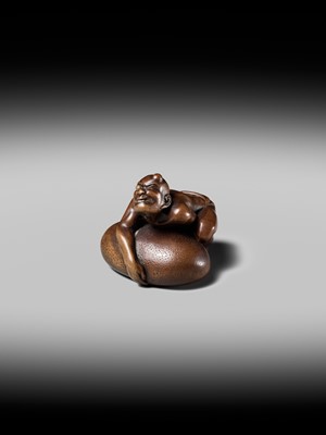 Lot 188 - SHOKO: A SUPERB WOOD NETSUKE OF A BLIND MAN LIFTING A CHIKARAISHI