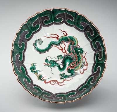 Lot 150 - A LARGE KO-KUTANI PORCELAIN ‘DRAGON’ BOWL