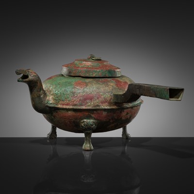 Lot 369 - A BRONZE TRIPOD KETTLE, HE, WARRING STATES TO HAN DYNASTY