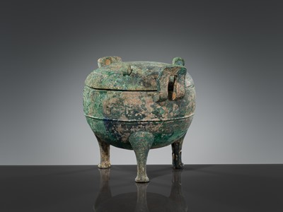 Lot 68 - A LARGE BRONZE RITUAL FOOD VESSEL AND COVER, DING, SPRING AND AUTUMN TO WARRING STATES PERIOD