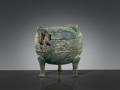 Lot 68 - A LARGE BRONZE RITUAL FOOD VESSEL AND COVER, DING, SPRING AND AUTUMN TO WARRING STATES PERIOD