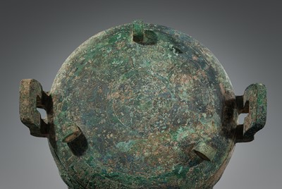 Lot 68 - A LARGE BRONZE RITUAL FOOD VESSEL AND COVER, DING, SPRING AND AUTUMN TO WARRING STATES PERIOD