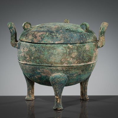 Lot 68 - A LARGE BRONZE RITUAL FOOD VESSEL AND COVER, DING, SPRING AND AUTUMN TO WARRING STATES PERIOD