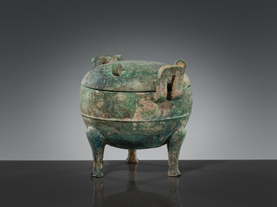 Lot 68 - A LARGE BRONZE RITUAL FOOD VESSEL AND COVER, DING, SPRING AND AUTUMN TO WARRING STATES PERIOD