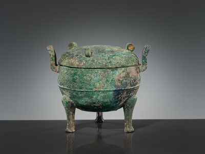 Lot 68 - A LARGE BRONZE RITUAL FOOD VESSEL AND COVER, DING, SPRING AND AUTUMN TO WARRING STATES PERIOD