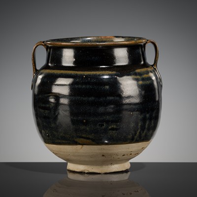 Lot 548 - A CIZHOU RUSSET AND BLACK-GLAZED JAR, NORTHERN SONG TO JIN DYNASTY