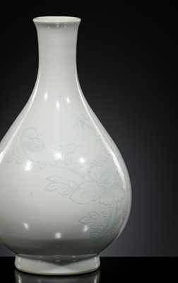 Lot 565 - AN INCISED WHITE GLAZED ‘PEONY’ BOTTLE VASE, KANGXI PERIOD