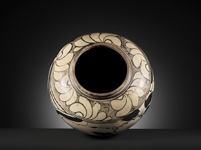 Lot 143 - A RARE LARGE CIZHOU PAINTED ‘PEONY’ JAR, JIN-YUAN DYNASTY
