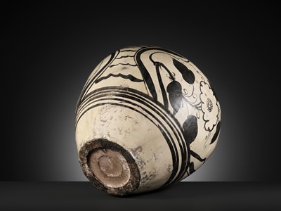 Lot 143 - A RARE LARGE CIZHOU PAINTED ‘PEONY’ JAR, JIN-YUAN DYNASTY