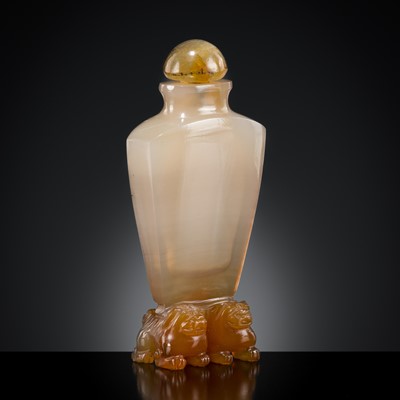 Lot 486 - A FINE AGATE ‘BUDDHIST LION’ MINIATURE SNUFF BOTTLE, 1840-1920