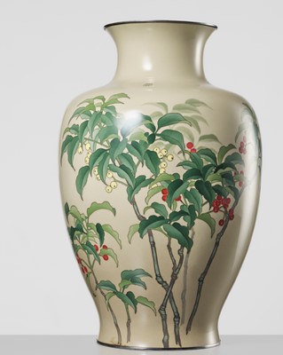 Lot 223 - GONDA HIROSUKE: A LARGE AND IMPRESSIVE BALUSTER CLOISONNÉ PRESENTATION VASE WITH MANRYO (CORALBERRIES), DATED 1934